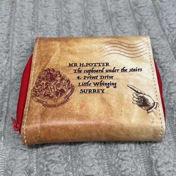 Harry Potter Harry's Hogwarts Letter Envelope Design Bi-Fold Vinyl Wallet - Picture 2 of 5